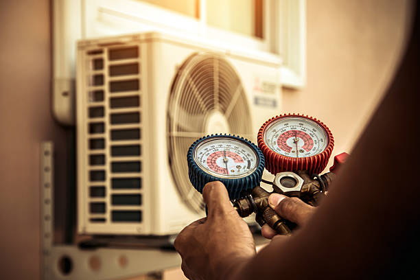 Professional Ac Installation technician working in Howey-in-the-Hills, FL